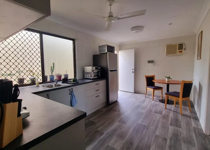 Cosy & Convenient: Pools, Shops, Uni, Hospital