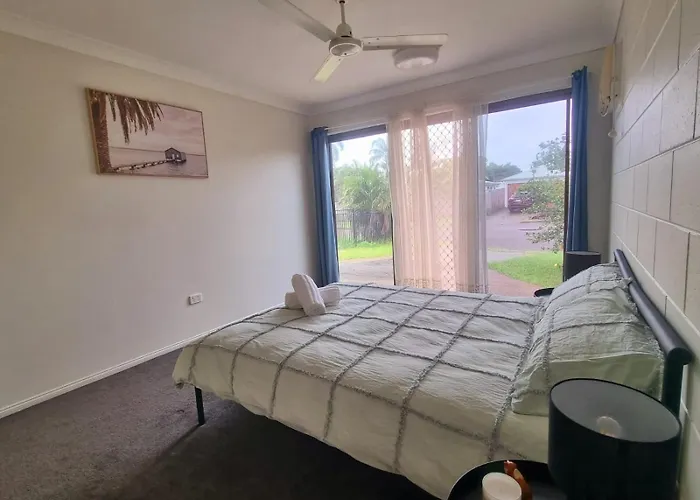 Cosy & Convenient: Pools, Shops, Uni, Hospital