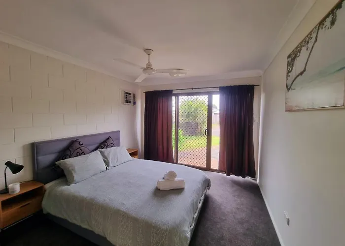 Cosy & Convenient: Pools, Shops, Uni, Hospital