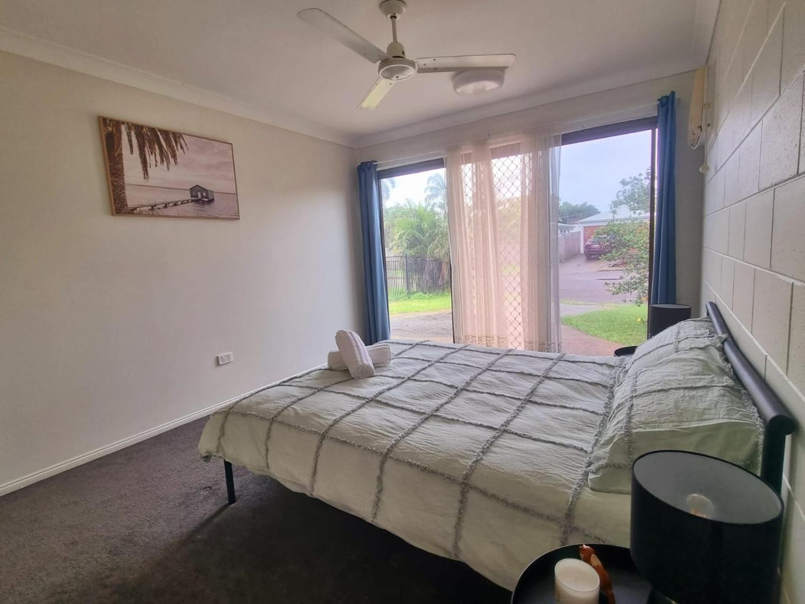 Cosy & Convenient: Pools, Shops, Uni, Hospital *