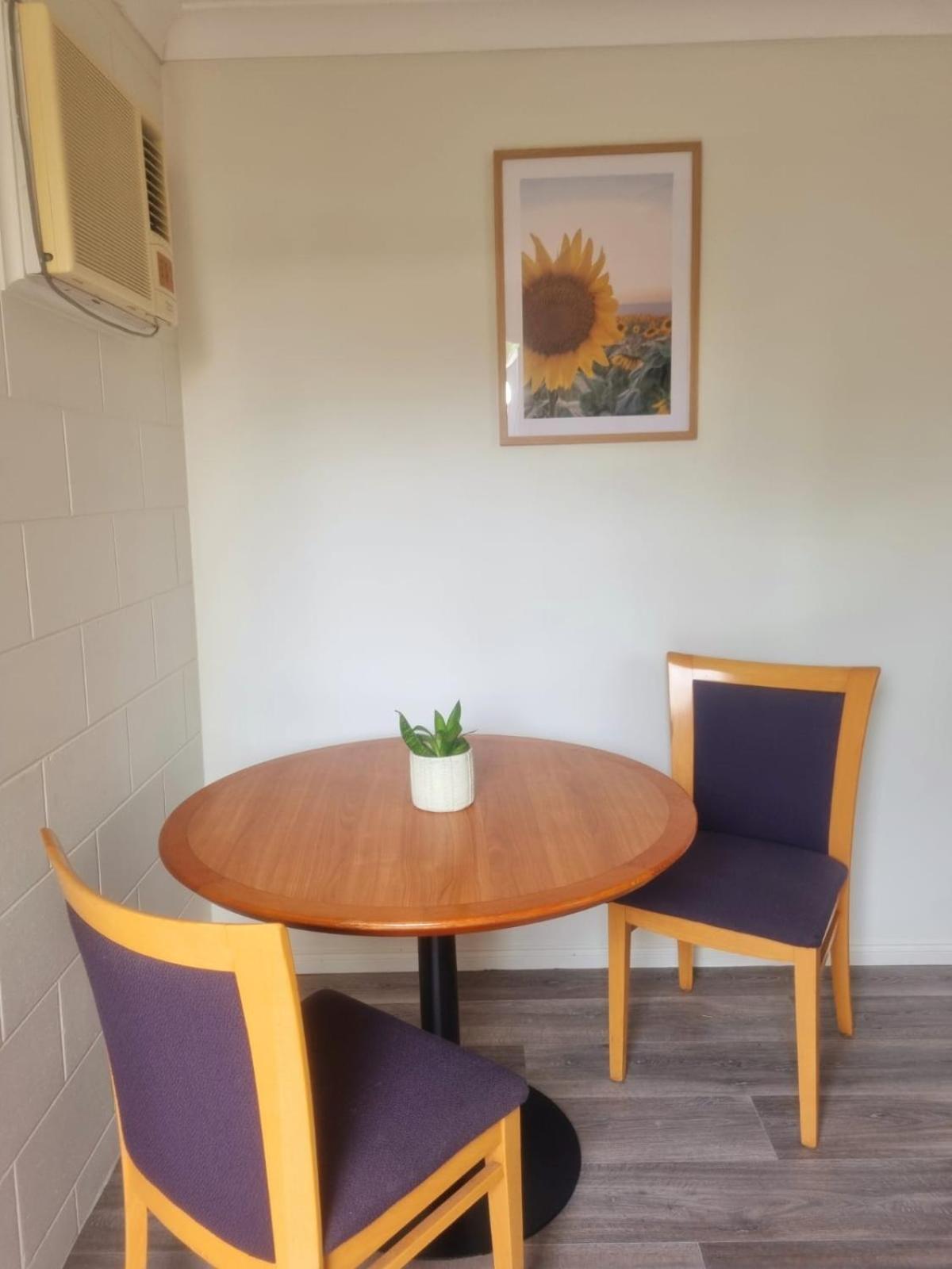 Cosy & Convenient: Pools, Shops, Uni, Hospital Apartment