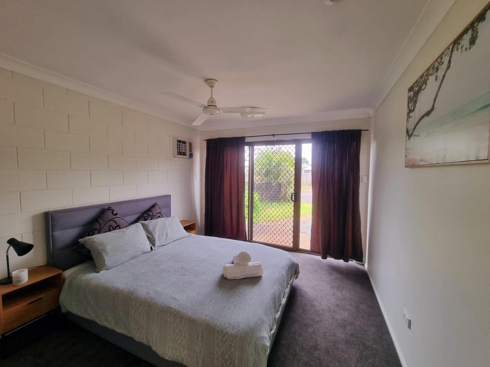 Apartment Cosy & Convenient: Pools, Shops, Uni, Hospital