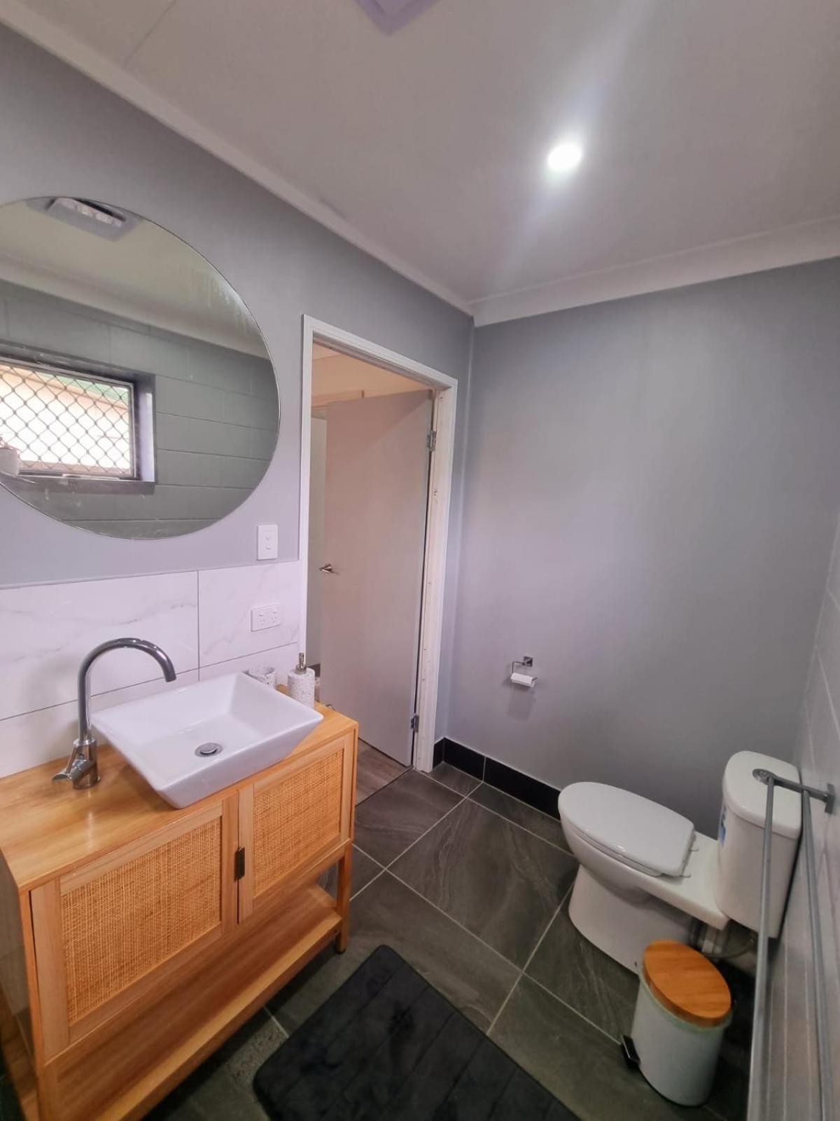 Cosy & Convenient: Pools, Shops, Uni, Hospital Apartment